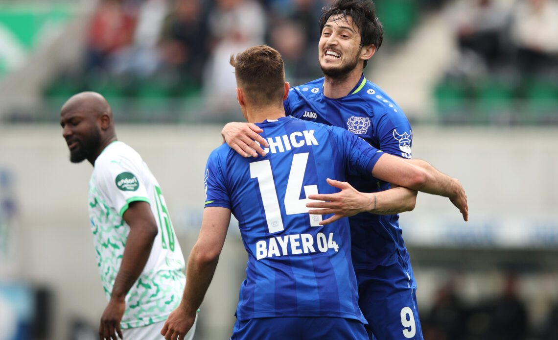 Patrik Schick festeggia con Sardar Azmoun la prima rete del Leverkusen al Furth