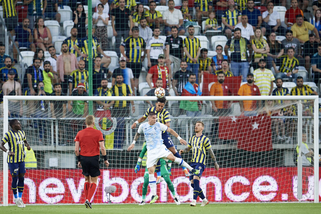 Palla in area di rigore nel secondo turno prelimionare di Champions League tra Dinamo Kiev e Fenerbahce
